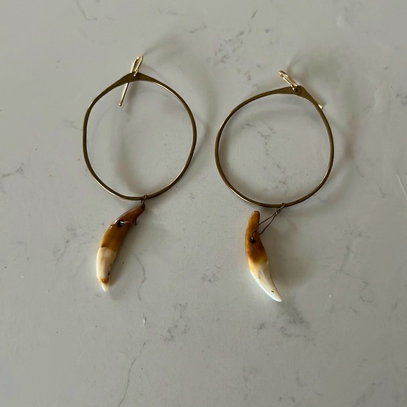 Coyote teeth gold dangle earrings - Picture 1 of 3
